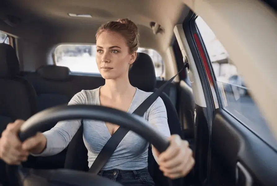 Glückliche Fahrschülerin bucht Theorieunterricht und ASF Seminar online am Smartphone